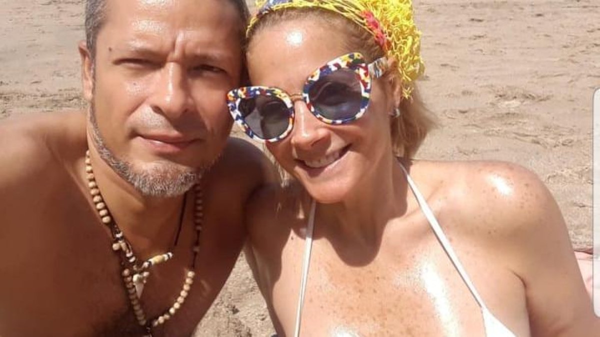 La rubia con su pareja actual.