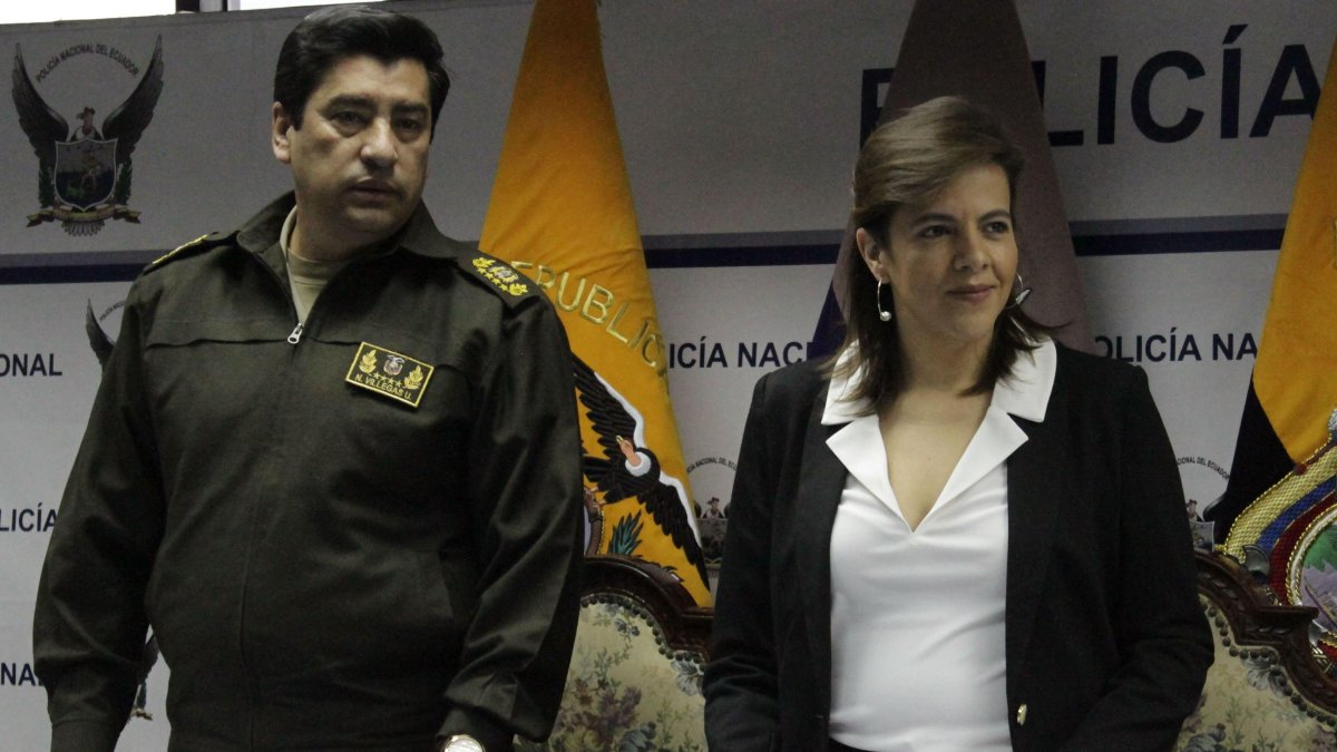 Villegas junto a María Paula Romo, en la rueda de prensa donde anunciaron los resultados de las recientes manifestaciones por las medidas económicas.