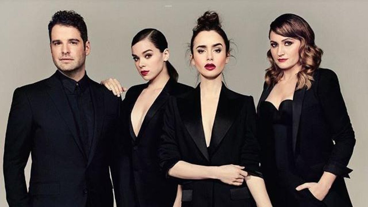 El estilista Rob Zangardi, la actriz Hailee Steinfeld, Lily Collins y la estilista Mariel Haenn