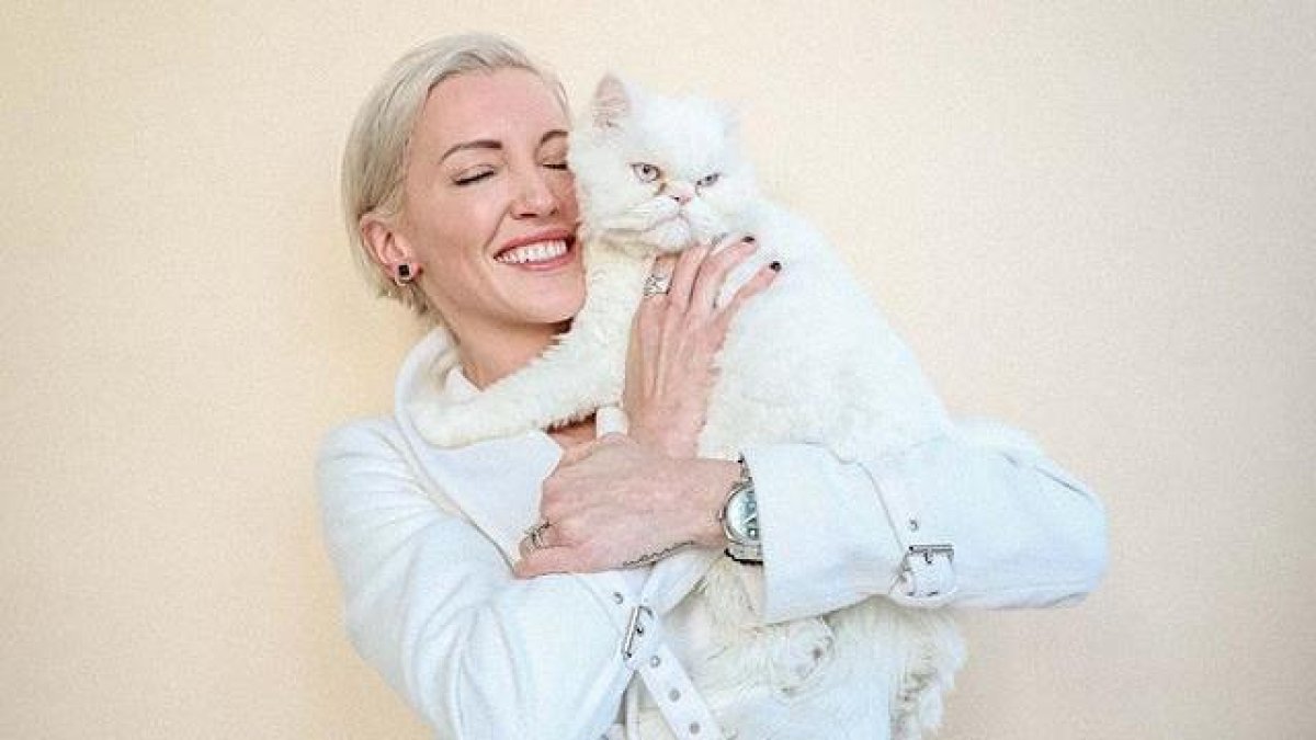 Katie Cassidy eliminó todas las fotos que tenía con Mattew Rodgers. Aquí con Carlos, su gato.