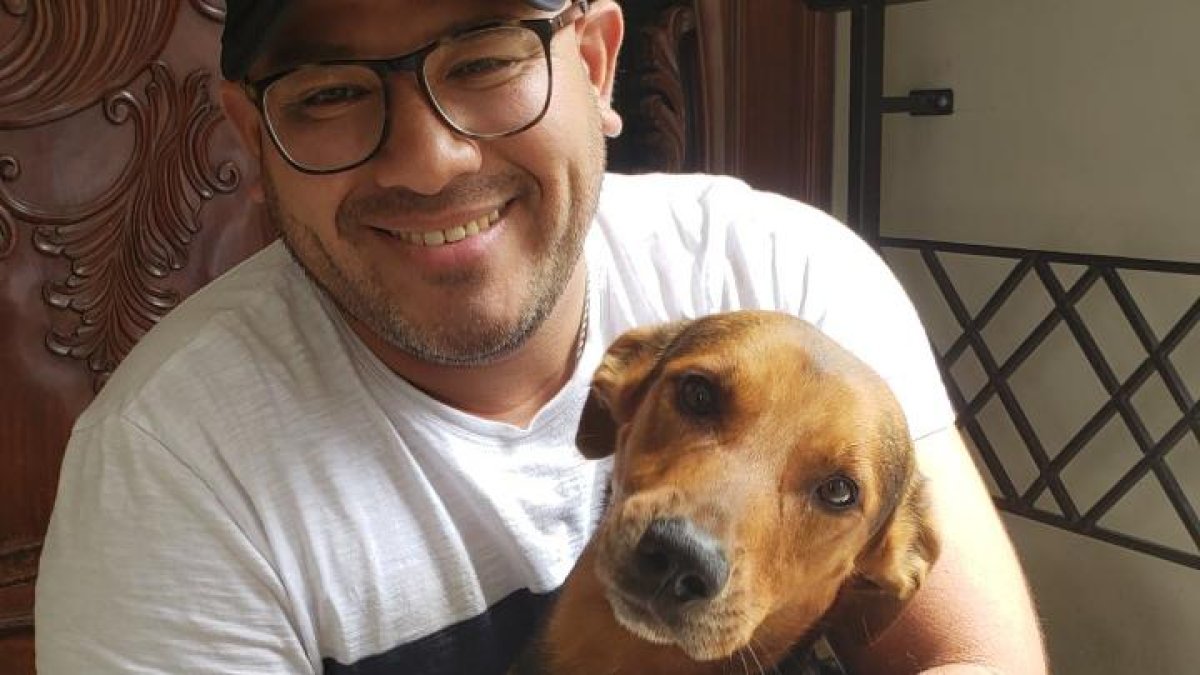 Adolfo y una de sus mascotas. Todos sus canes están esterilizados. Los pequeños pasan en su dormitorio y los grandes en la terraza.