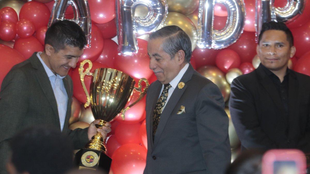 El ciclista Richard Carapaz, campeón del Giro de Italia, se mostró emocionado tras recibir el galardón como mejor deportista del año 2019 por parte de la APDP.