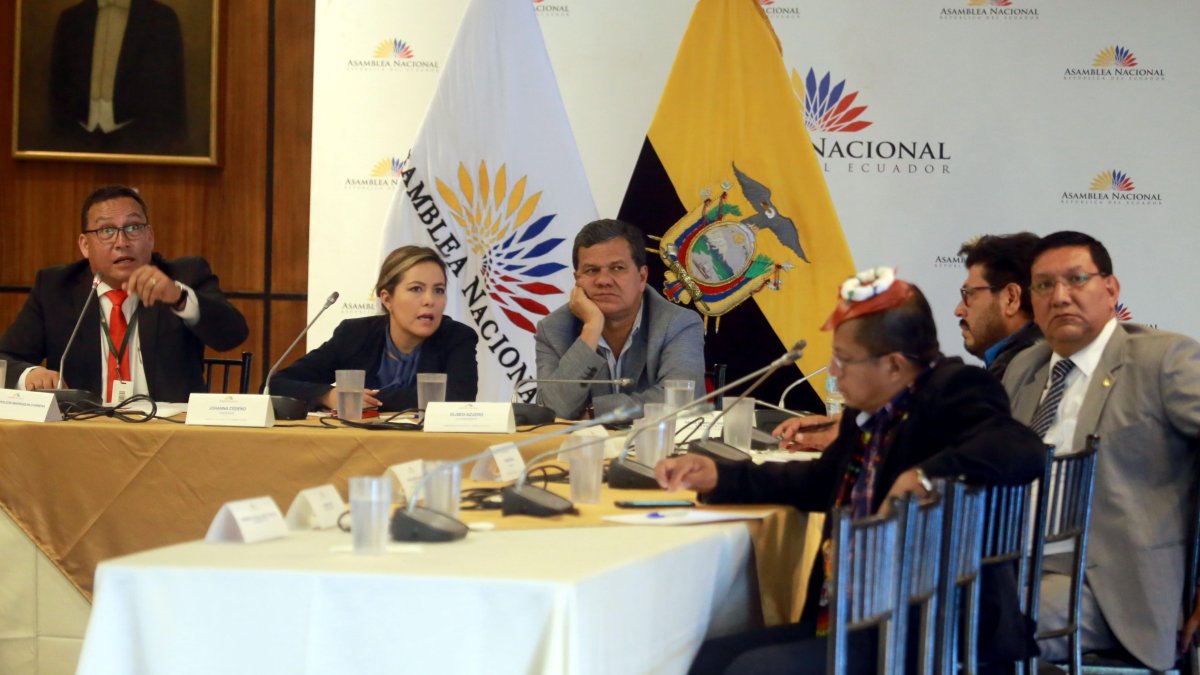 El técnico y exauditor electoral Néstor Marroquí (primero desde la izquierda) habla ante la Comisión sobre la importancia de las auditorías.