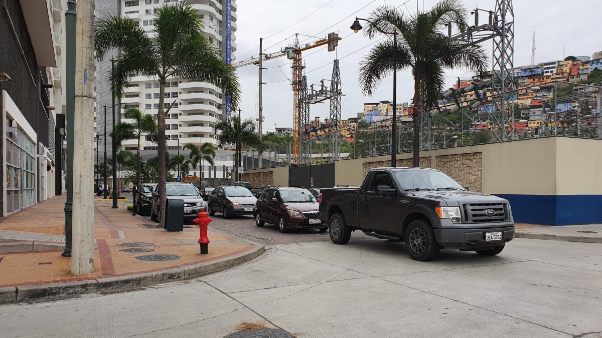Actualmente, Puerto Santa Ana es una zona de alto tráfico vehicular, criticado por su falta de parqueos.