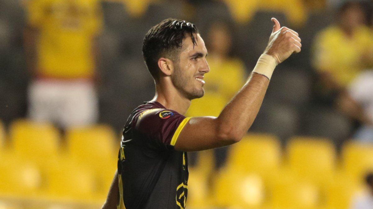 El delantero ecuatoriano firmará el lunes su traspaso del Barcelona al Wolverhampton Wanderers inglés.