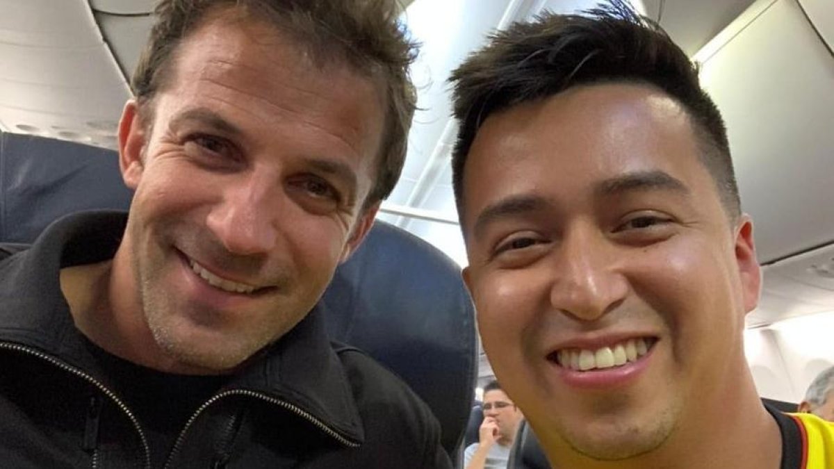 Del Piero en el avión junto al ecuatoriano Luis Felipe Maridueña.