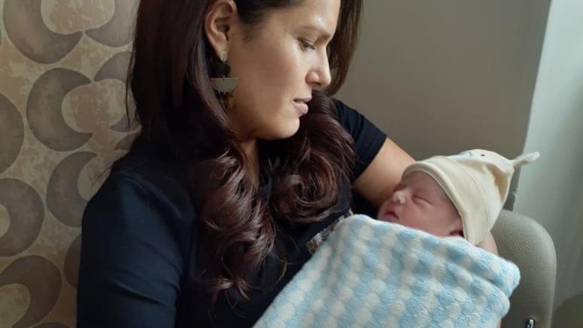 La actriz con su sobrino y futuro ahijado.