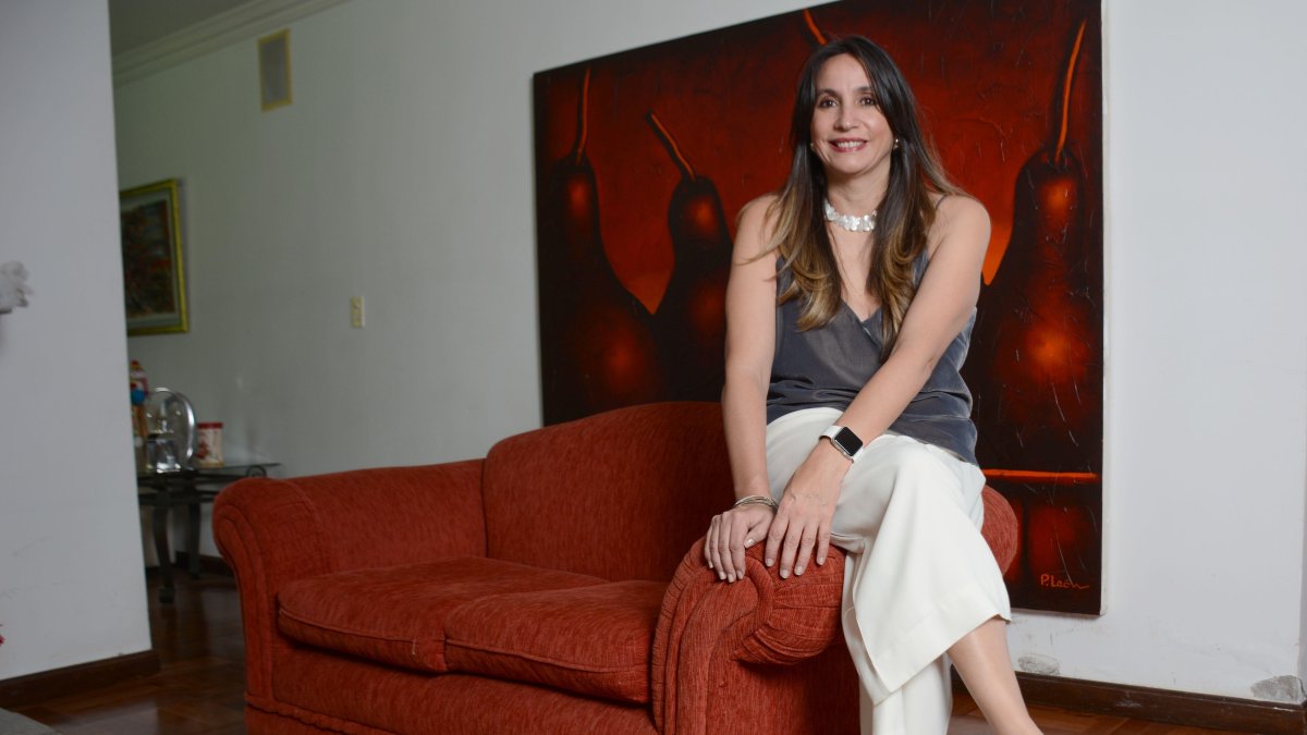 Publicista y catedrática de 49 años. Madre de Mateo y Simona.