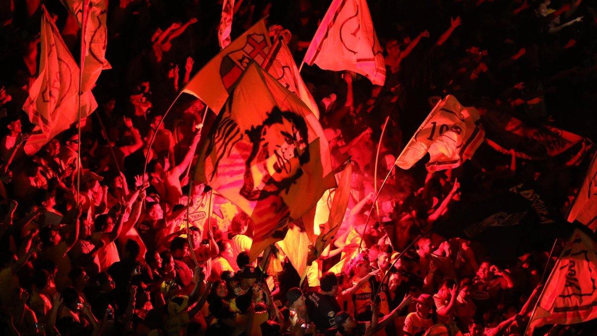 La Noche Amarilla comenzó con juegos pirotécnicos mientras la hinchada entonaba cánticos del equipo canario.