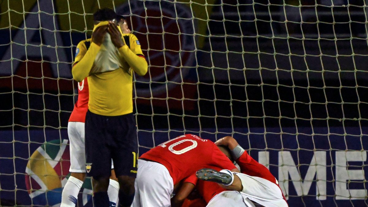 Los jugadores chilenos festejan tras marcar en la victoria por 3-0 sobre Ecuador.