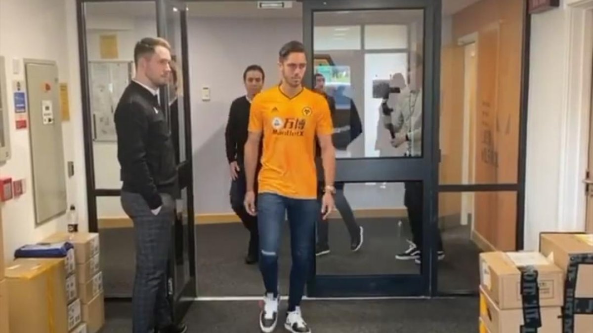 Pablo, padre de Leonardo, publicó una foto en sus redes sociales, donde se le veía al jugador con la camiseta de su nuevo club.