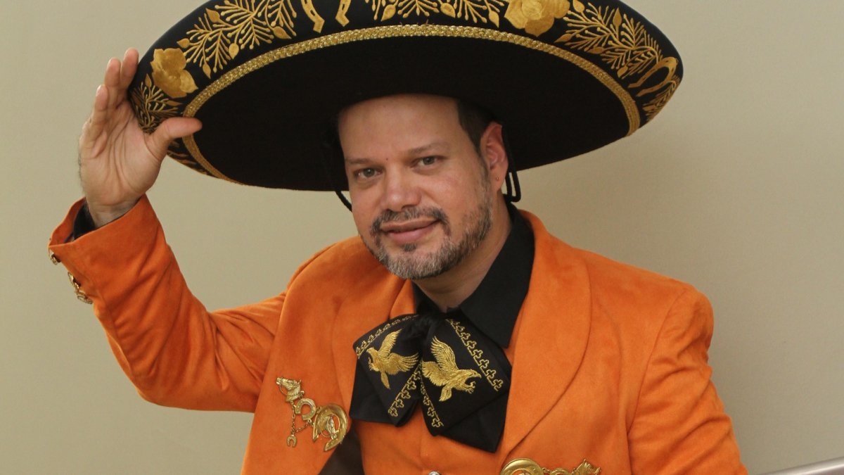 Vive en la Península de Santa Elena. Allá formó el grupo La Libertad.