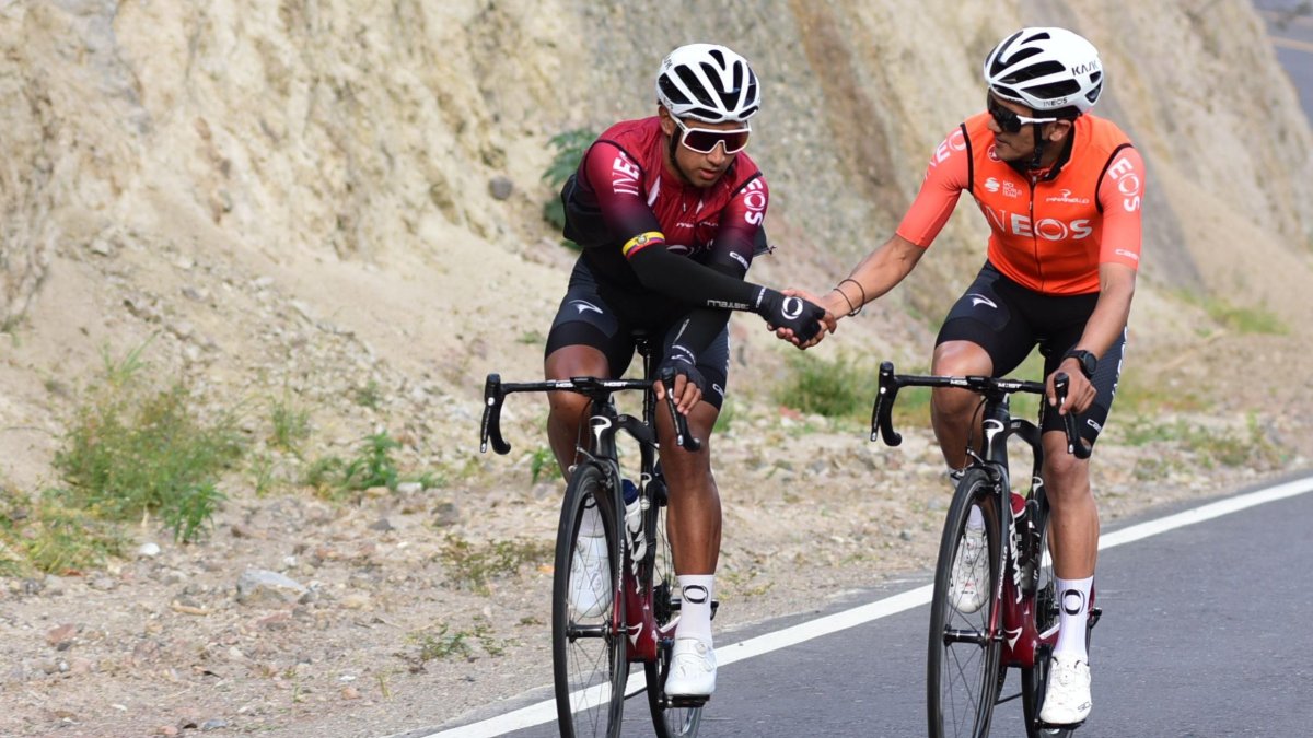 Jhonatan Narváez y Richard Carapaz se saludan antes de iniciar la jornada de seis horas de entrenamiento en la carretera.