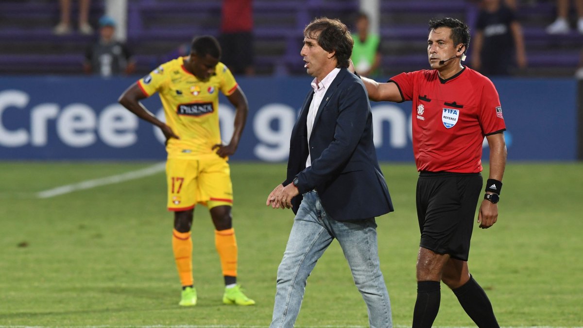 El entrenador Guillermo Almada, hoy en Santos de México, fue el DT en el choque ante Defensor Sporting en la edición pasada.