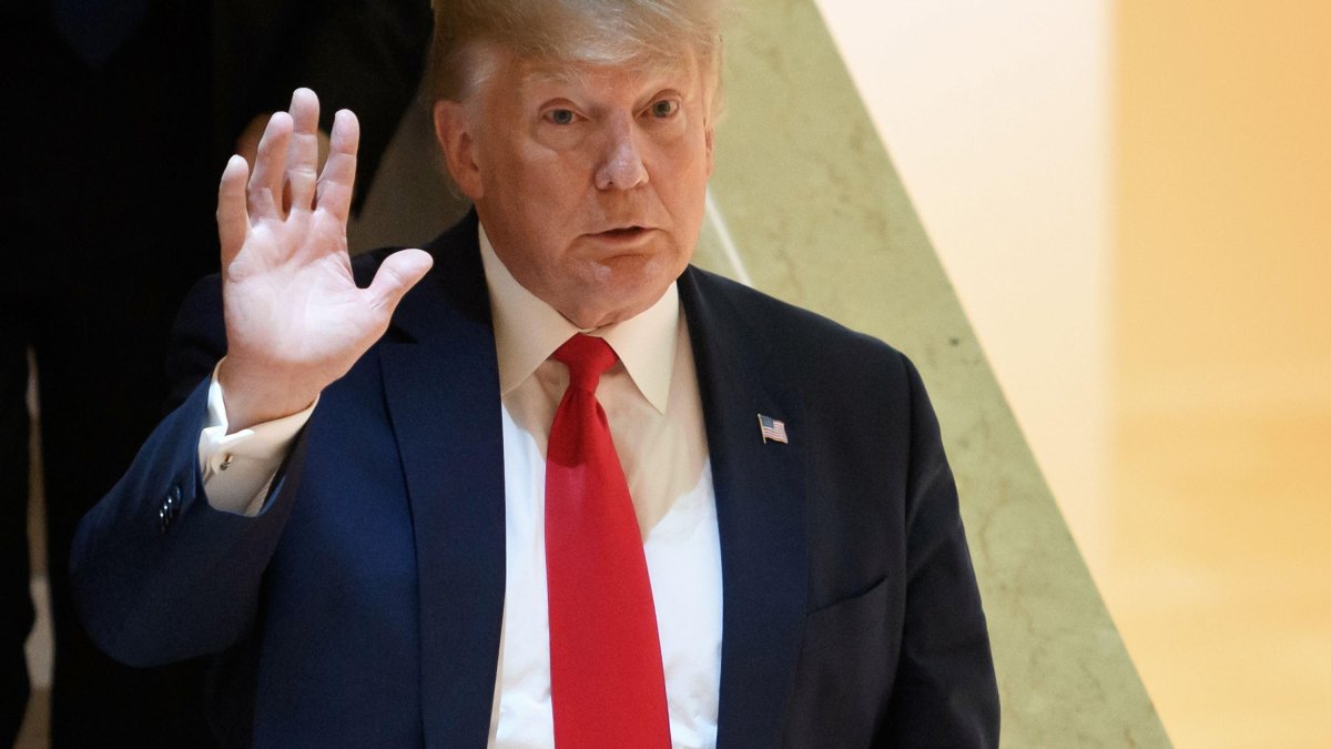 El presidente Donald Trump participa en el Foro Económico Mundial en Davos (Suiza), mientras en su país arrancó el juicio político en su contra.