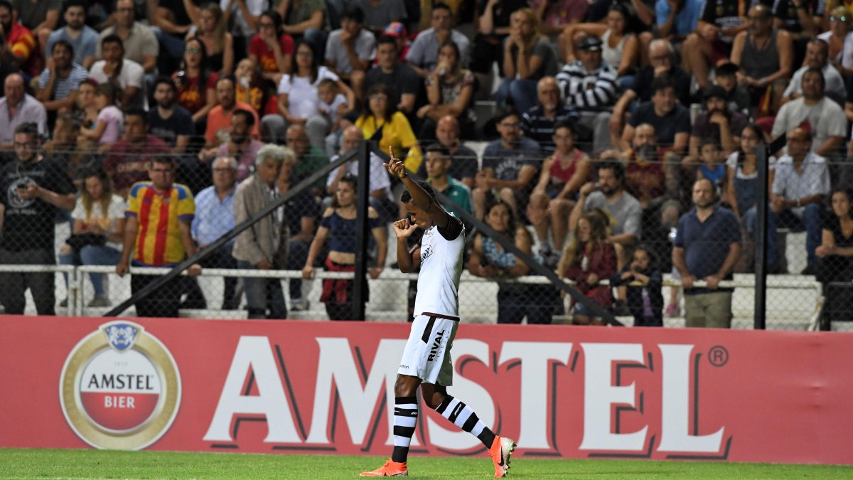 El atacante de Barcelona, Fidel Martínez, marcó el primer gol de la serie ante Progreso.