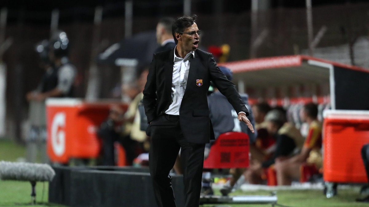 Fabián Bustos, DT de Barcelona, se mostró satisfecho con lo hecho en Uruguay.