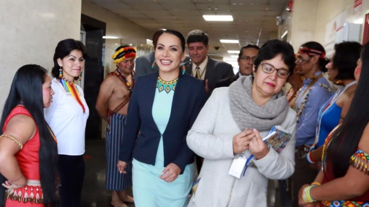 La presidenta del CNE, Diana Atamaint a su ingreso a Fiscalización fue recibida por indígenas amazónicos