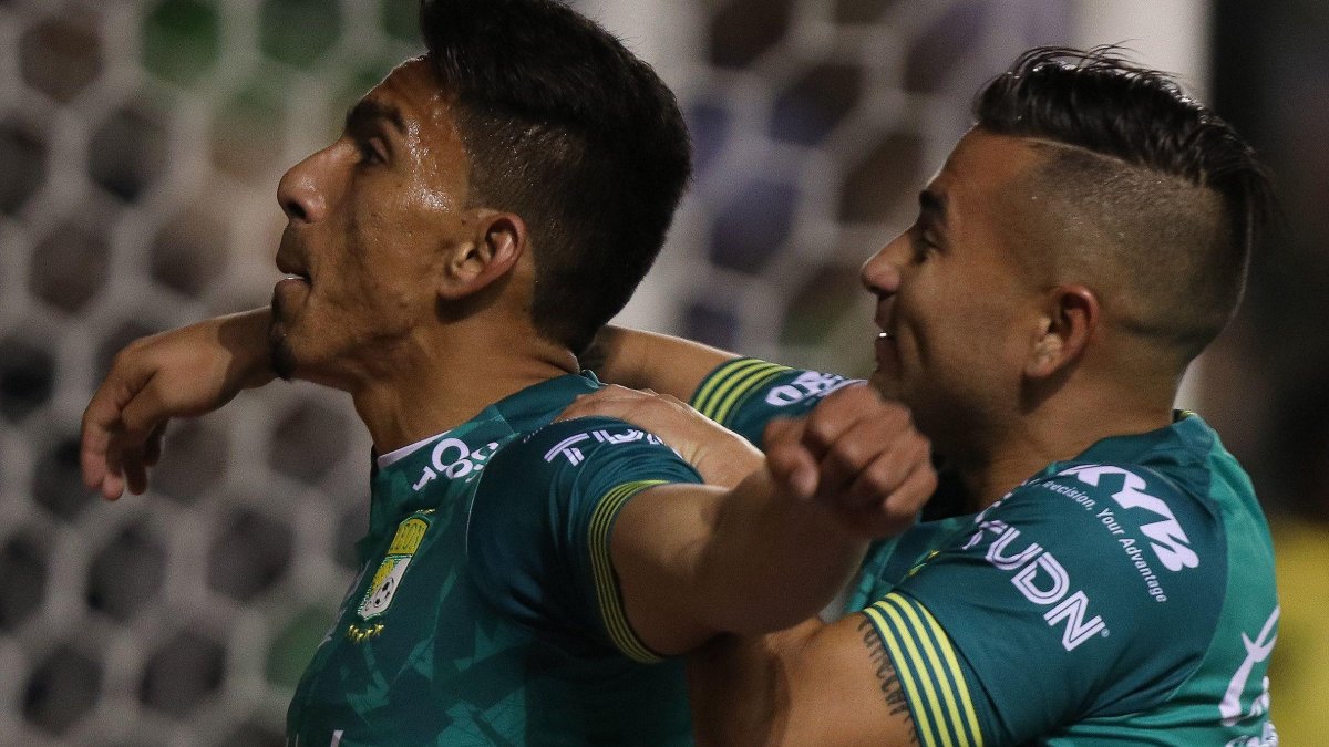 Ángel Mena, atacante del León, celebra el primer tanto ante el Pachuca.
