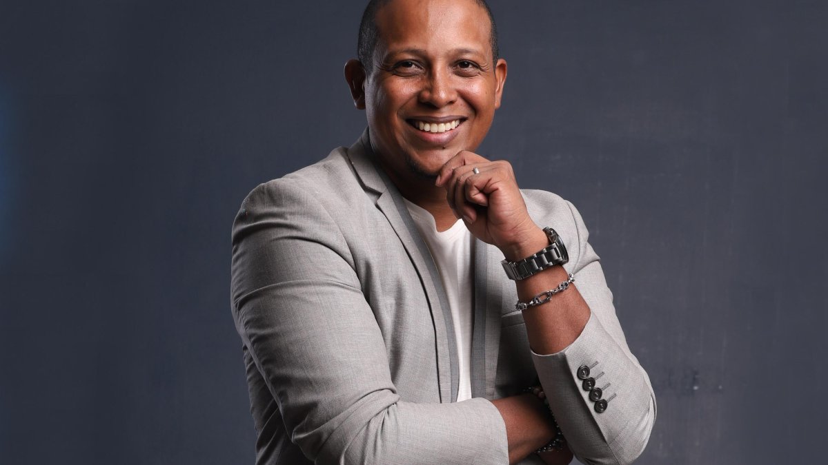 Ricardo se dio a conocer en la serie Solteros sin Compromiso que transmitió Tc Televisión. 