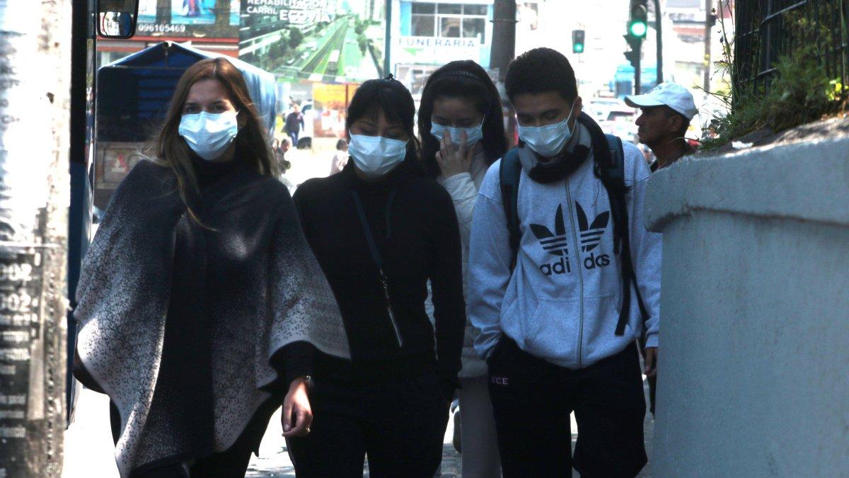 Ciudadanos se protegen con mascarillas al ingresar o pasar por el Hospital Eugenio Espejo de Quito.