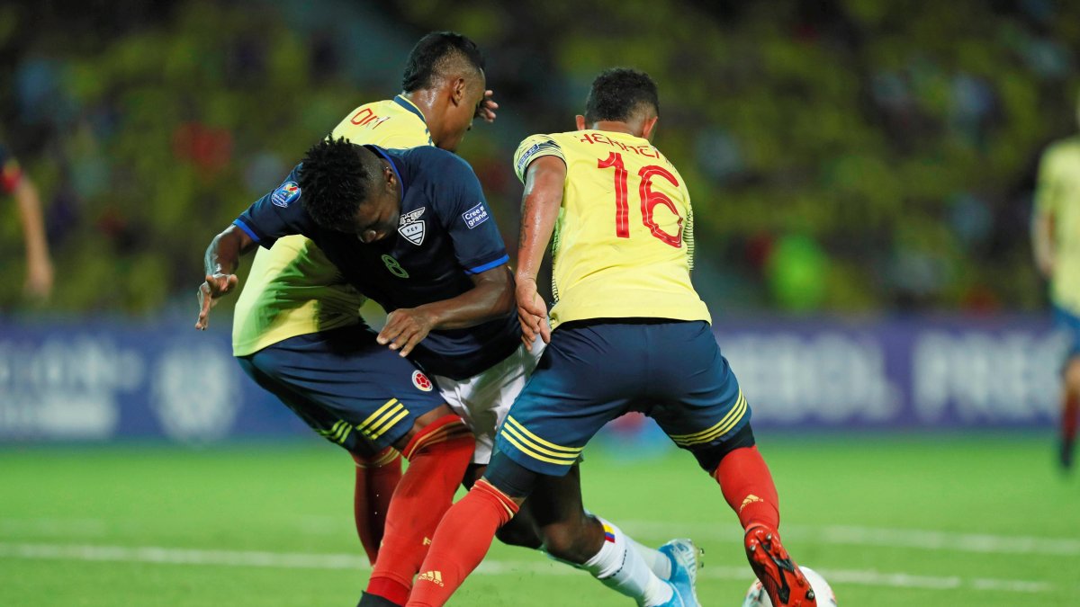 Imagen del partido de la segunda jornada del grupo A en el Torneo Preolímpico Sudamericano Sub-23 entre Colombia y Ecuador, en el estadio Centenario en Armenia (Colombia).