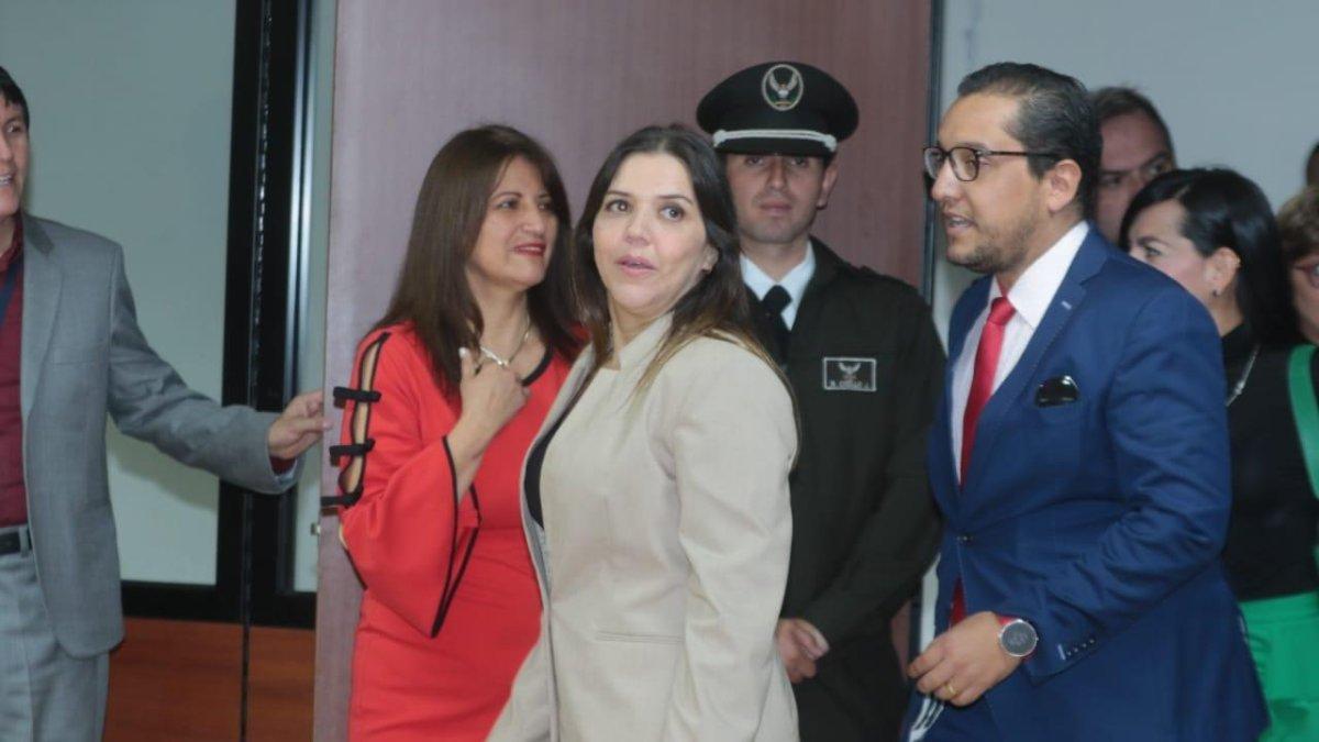 La exvicepresidente es acusada de cobros irregulares a dos excolaboradores.