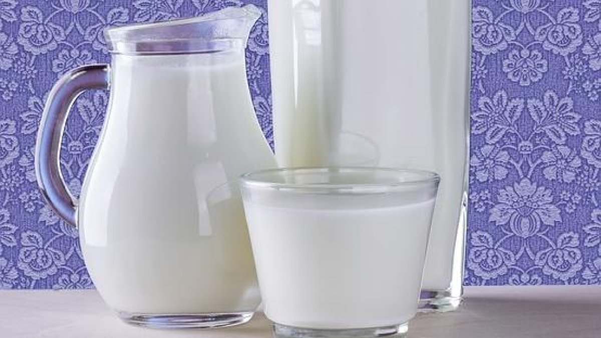 Es cierto lo que has escuchado... un vaso de leche con miel estimula el sueño.