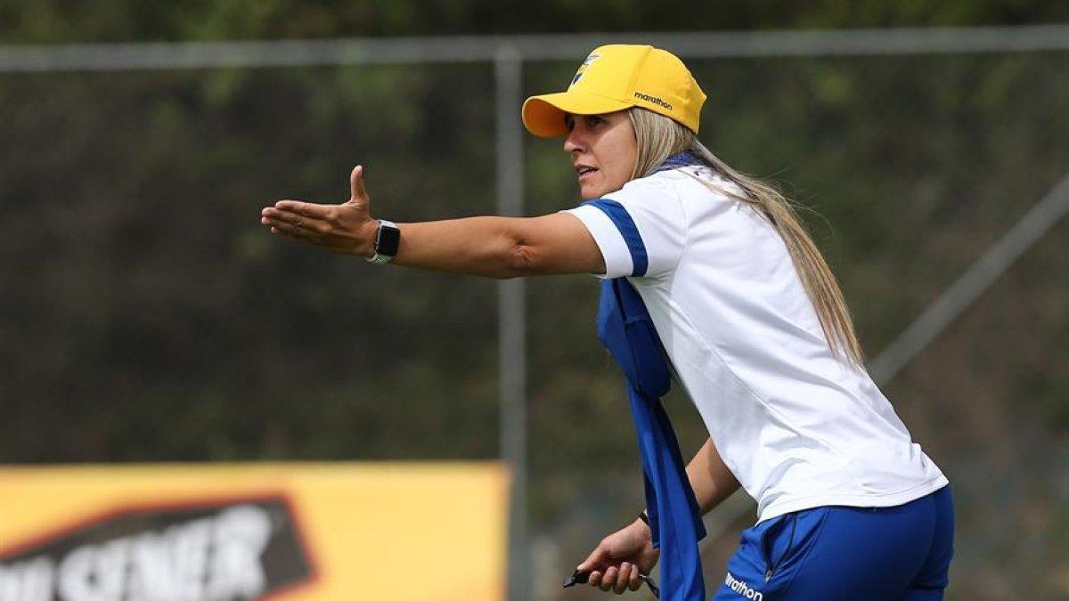 La seleccionadora femenina de Ecuador, la brasileña Emily Lima, dirige un entrenamiento este jueves, en la Casa de la Selección de Fútbol, en Quito.