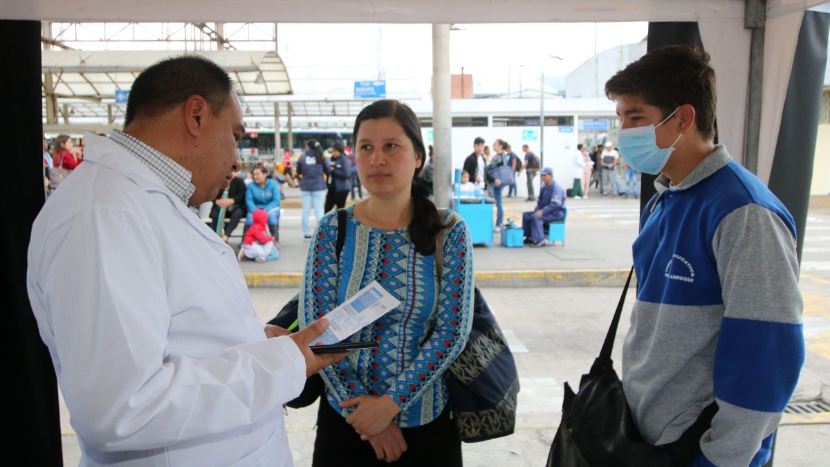 Personas ingresan a las carpas del Ministerio de Salud en una de las terminales terrestres de Quito.