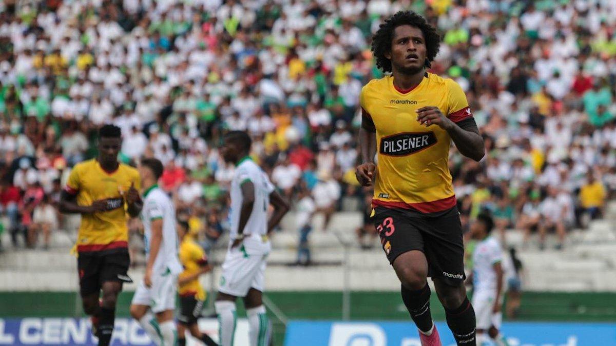 Christian Alemán, volante canario, celebra el único gol del encuentro.