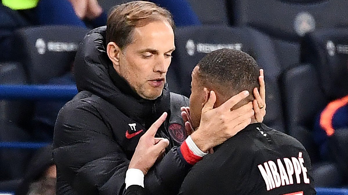 Tuchel sostiene la cabeza de Mbappé al ser cambiado.