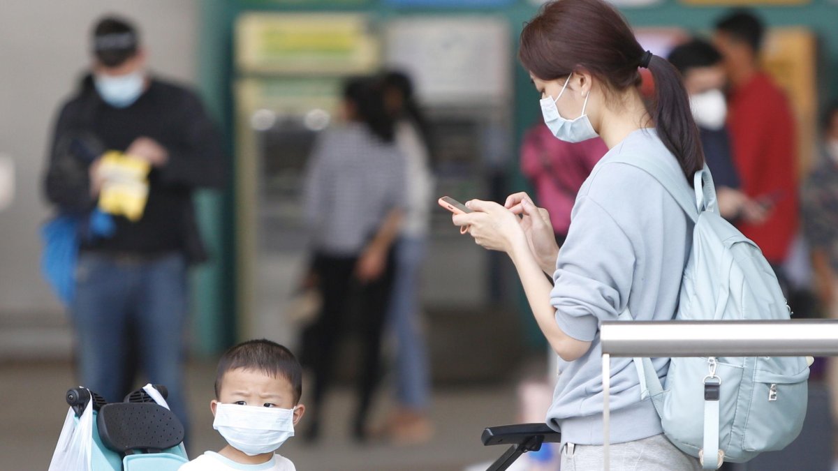 Un niño y su madres se proteger con mascarillas por el temor a un brote de coronavirus en Camboya. 