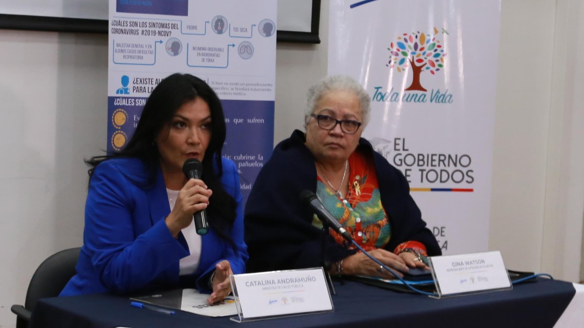 La ministra Catalina Andramuño (i) informó el martes sobre el resultado de la prueba al paciente chino.