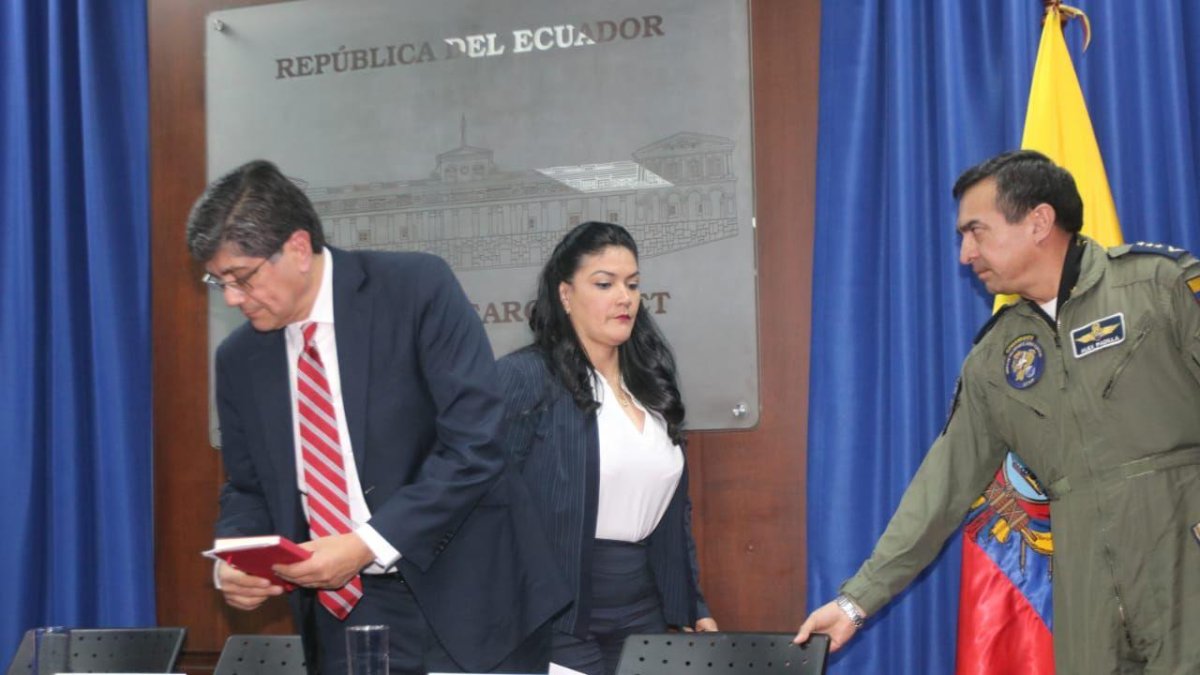 El canciller José Valencia estuvo acompañado por la ministra de Salud, Catalina Andramuño y el coronel de la FAE, Alex Padilla.