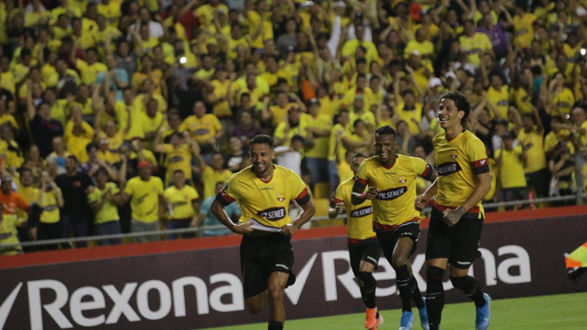 Gabriel Marques (i), volante de Barcelona, celebra el segundo tanto del Ídolo ante Sporting Cristal.