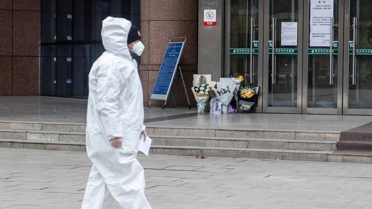 WUHAN. Miembros del personal médico del Hospital Central de esta ciudad, epicentro del coronavirus, han levantado un homenaje póstumo en la memoria de Li Wenliang.