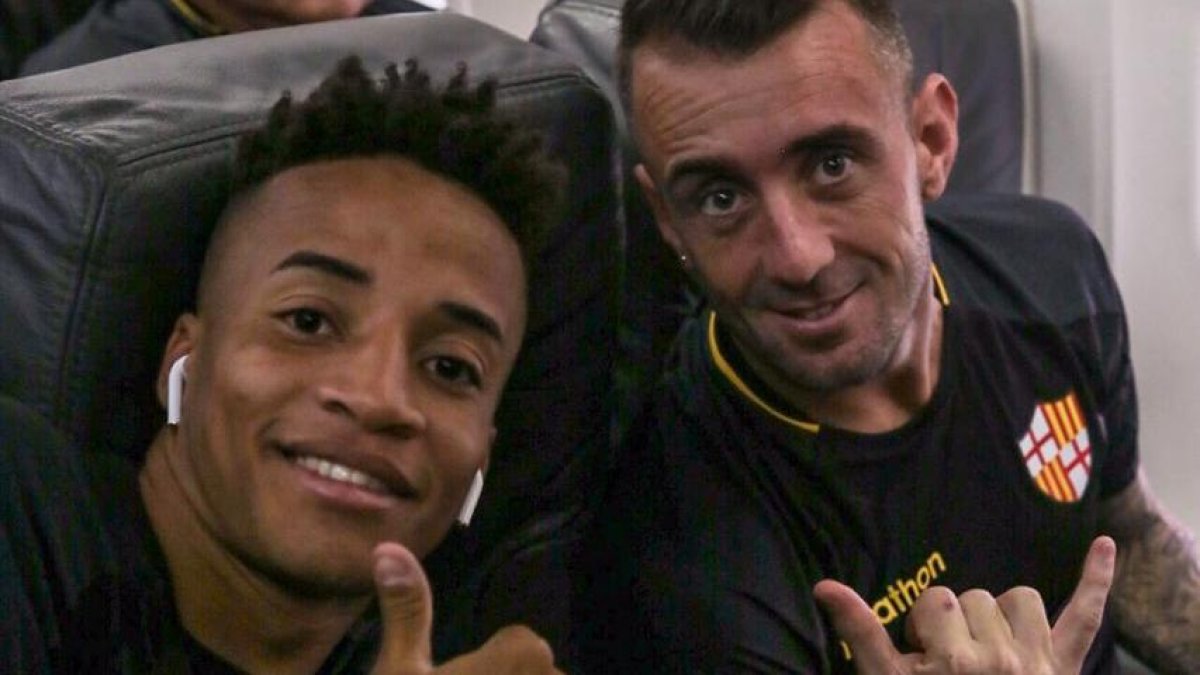 Byron Castillo y Damián Díaz, en la aeronave rumbo a la capital peruana.