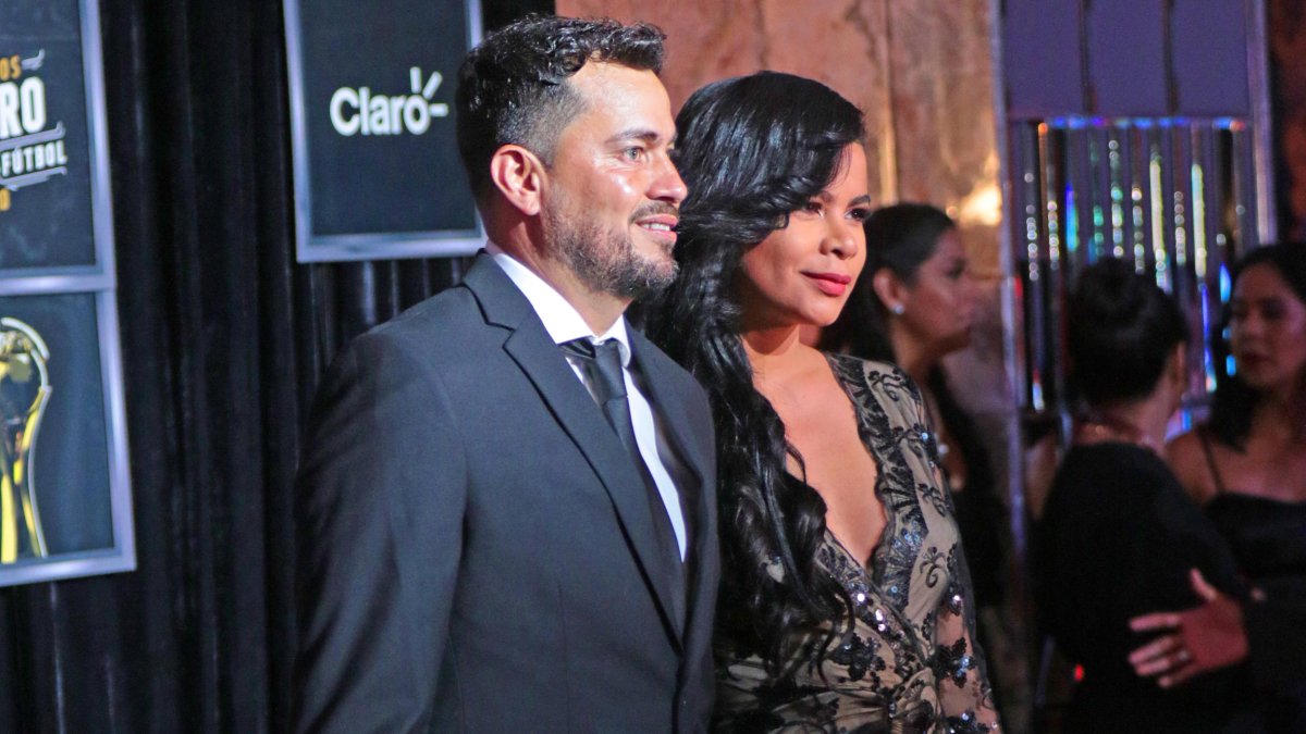 Jaime Iván Kaviedes llegó en compañía de la bella Katherine Santos.