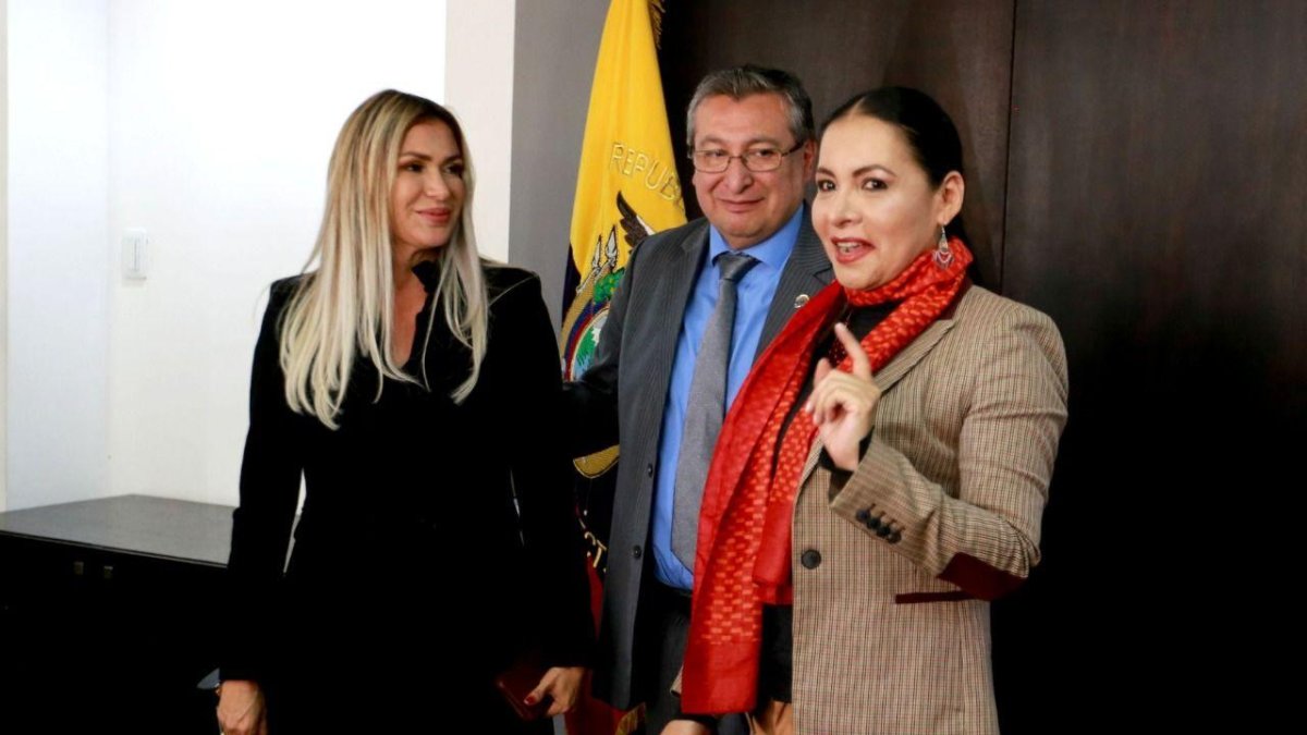 Tras la aprobación de las reformas electorales, la presidenta del CNE, Diana Atamaint, festejó junto a la actual prefecta del Guayas, Susana González, y el consejero José Cabrera.