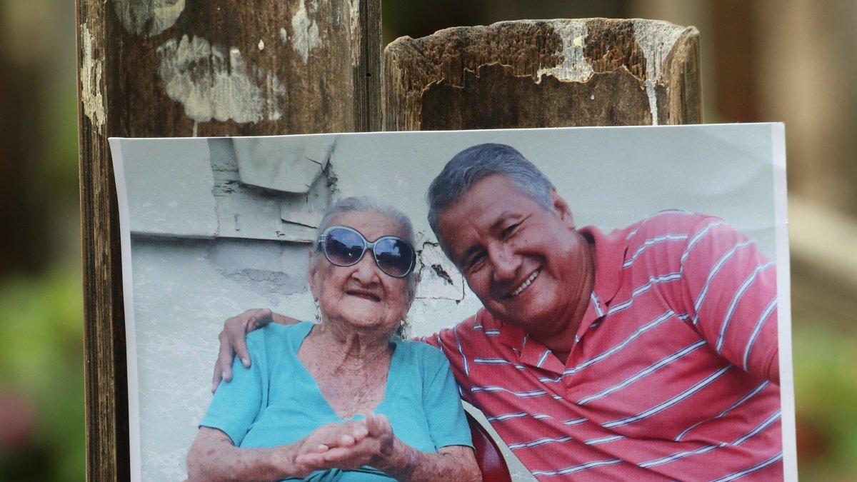 Personaje. Rosa Inés Veloz Ortiz, junto a su nieto Milton, cuando celebró su cumpleaños #109.