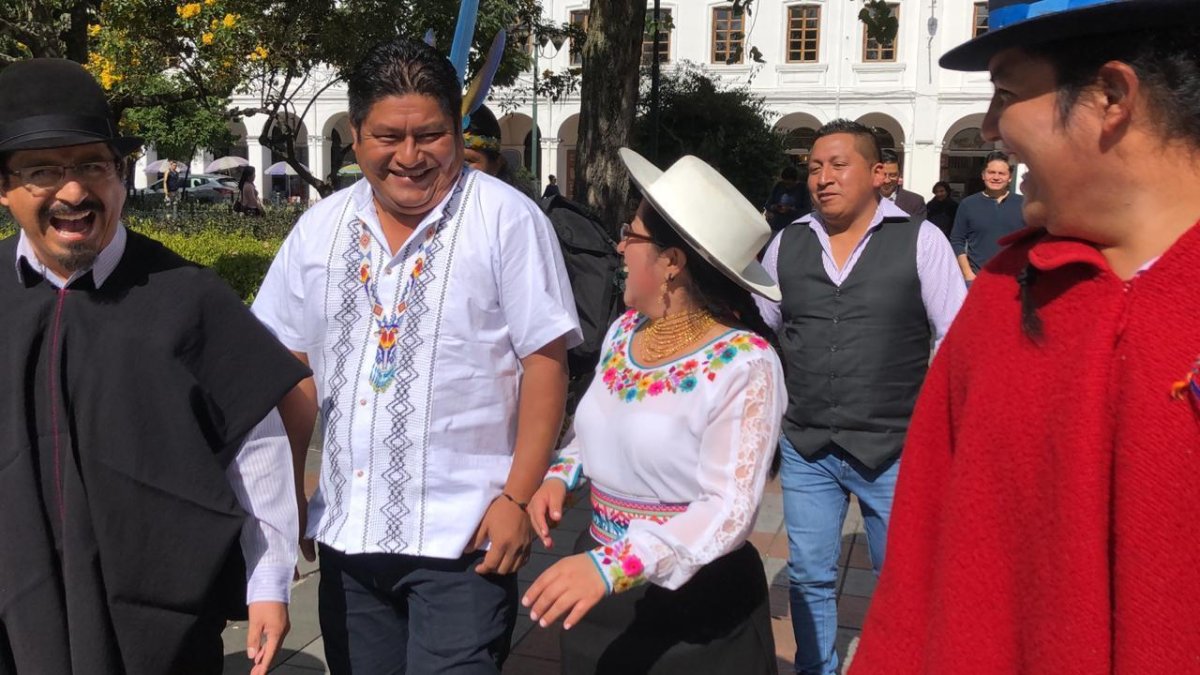 El presidente de la Conaie (camisa blanca) estuvo en Azuay, donde participó del Parlamento de los Pueblos.