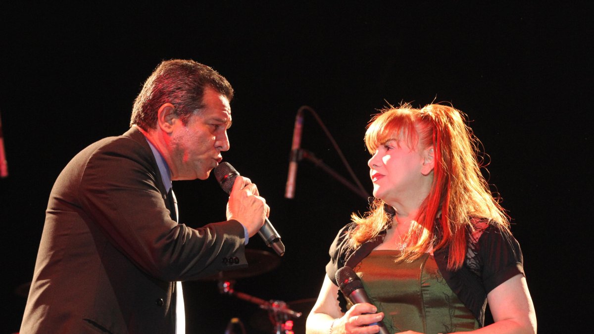 Johnny trabaja en Ecuavisa y Susana vive en Cuenca.