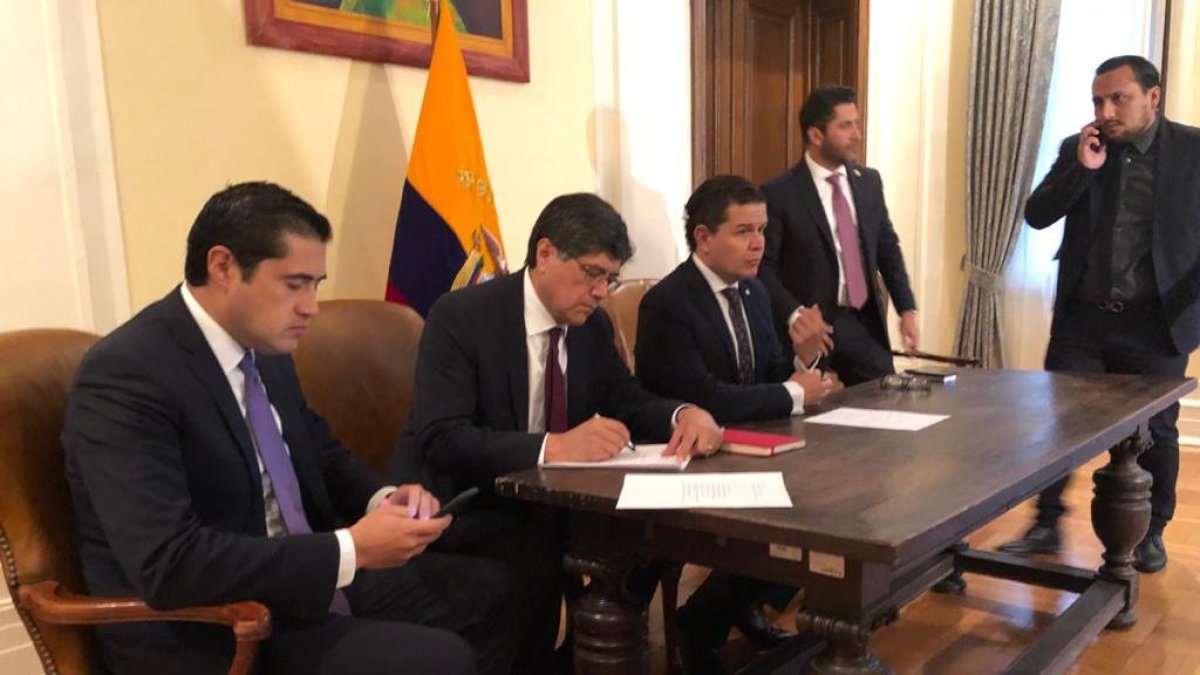 Los ministros brindaron varias ruedas de prensa en la Embajada de Ecuador en Washington.