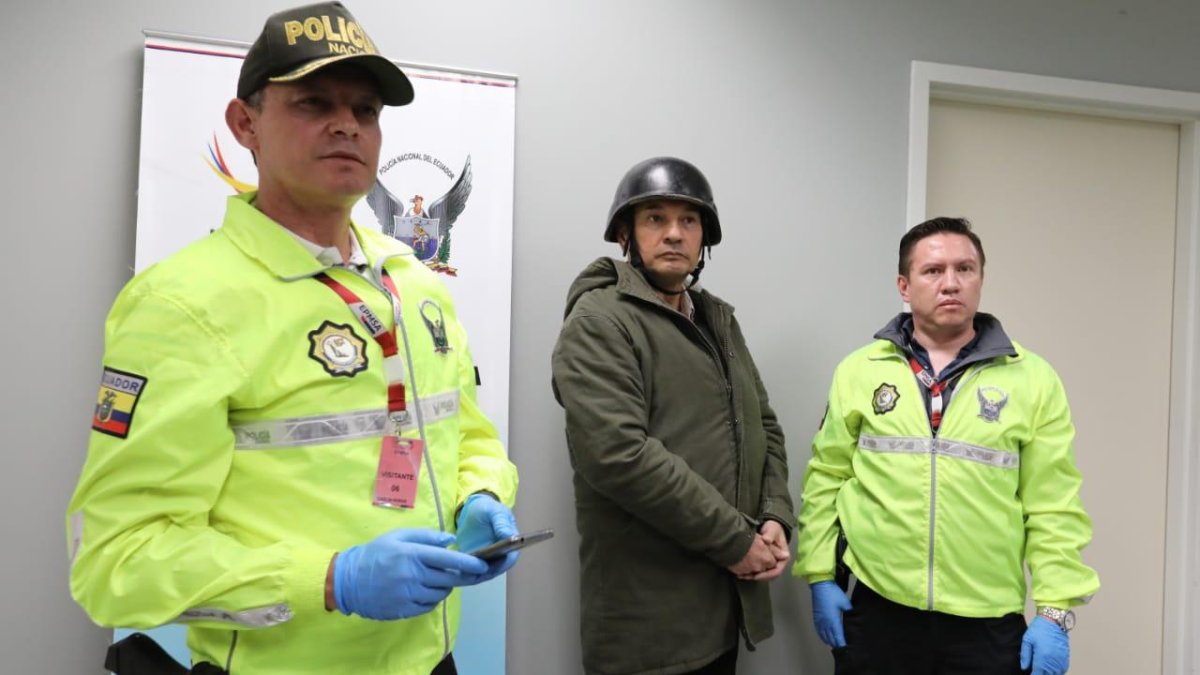 Pablo Romero, extitular de Senain, durante su llegada al aeropuerto de Quito, este viernes 21 de febrero.