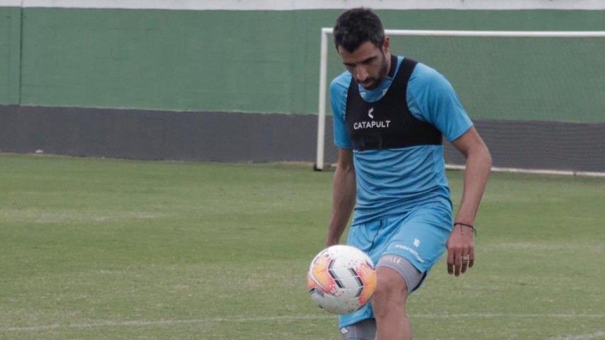 Cristian Pellerano estará en el centro del campo y será el encargado de armar al equipo.