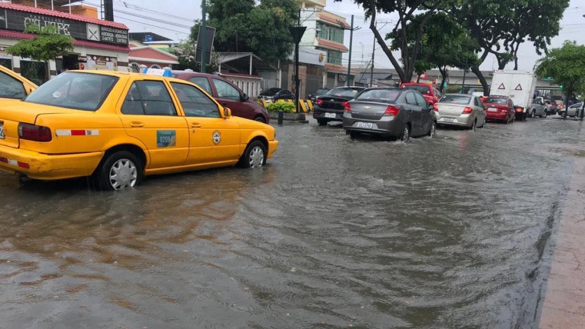 La Alborada, al igual que otros sectores de Guayaquil, se inundaron por las lluvias.