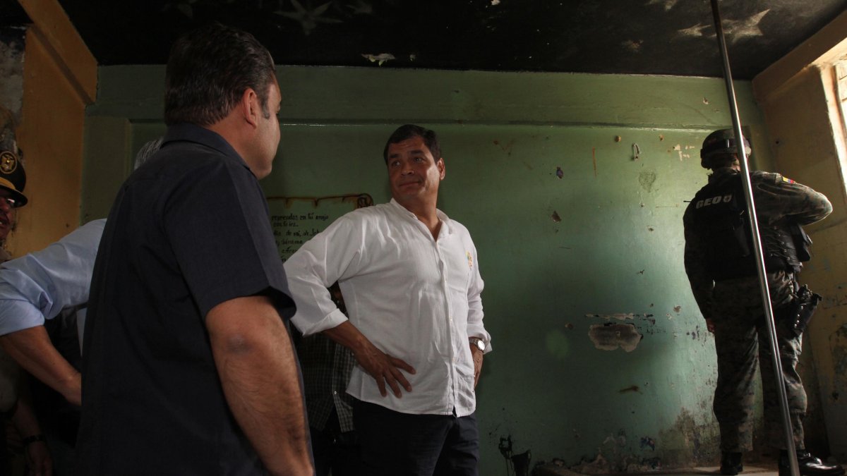 El entonces presidente Rafael Correa, en diciembre del 2013, recorrió la Penitenciaría del Litoral donde constató la existencia de una cabaré improvisado por los presos.