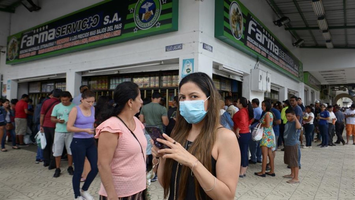 Tras conocerse el primer caso de coronavirus, cientos de personas fueron a tiendas y farmacias a comprar mascarillas.