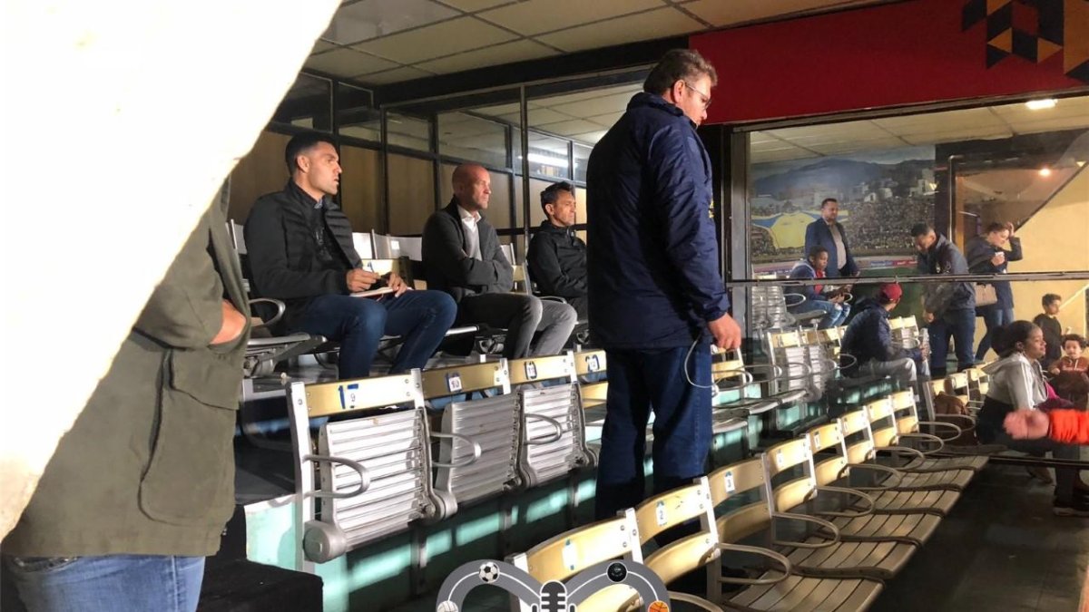 Jordi Cruyff, entrenador de la Tricolor, en el Coloso del Batán viendo el duelo entre albos y militares.